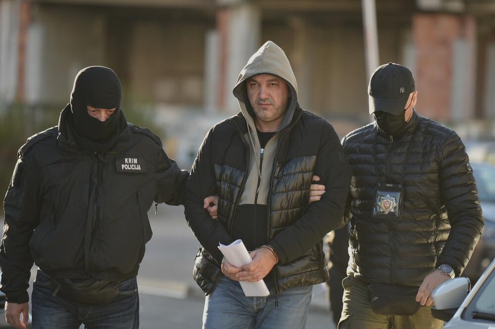 Pripadnici SPO privode jednog od osumnjičenih, Foto: Boris Pejović