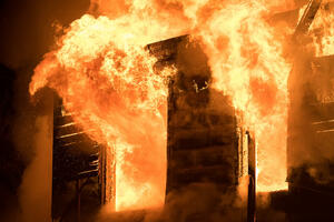 Požar u pljevaljskom naselju, pričinjena veća šteta: Vatrogasci...