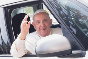 Papa Franjo napustio bolnicu: Još uvijek sam živ