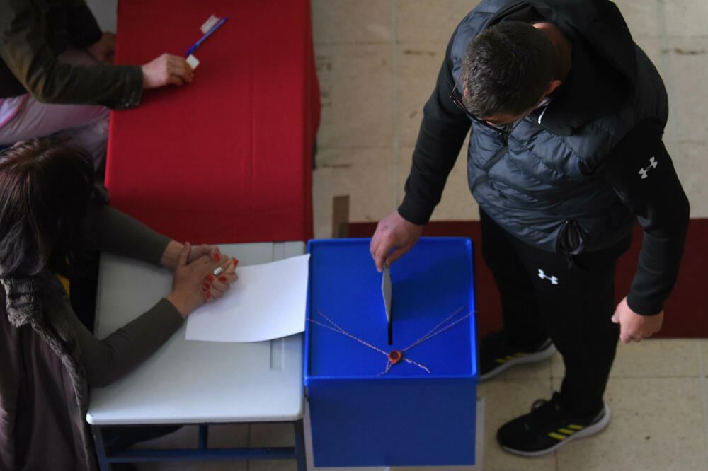 Zabranjen nedozvoljen uticaj na birače: sa glasačkog mjesta, Foto: Boris Pejović