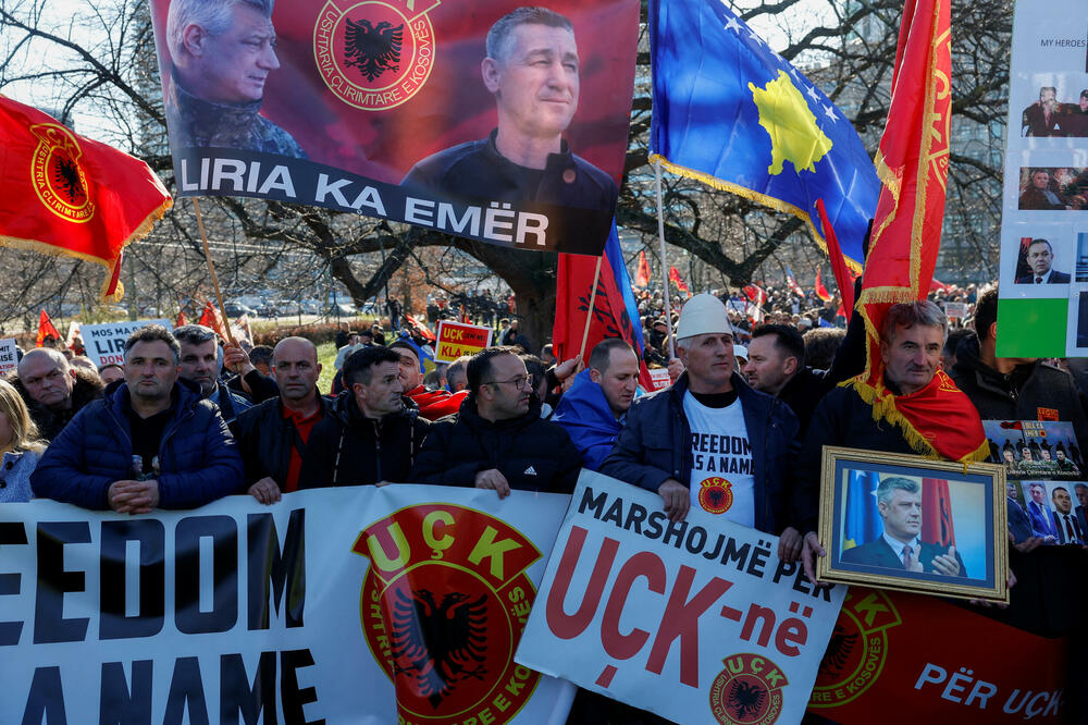 Tačijeve pristalice juče na protestu u Hagu, Foto: Rojters