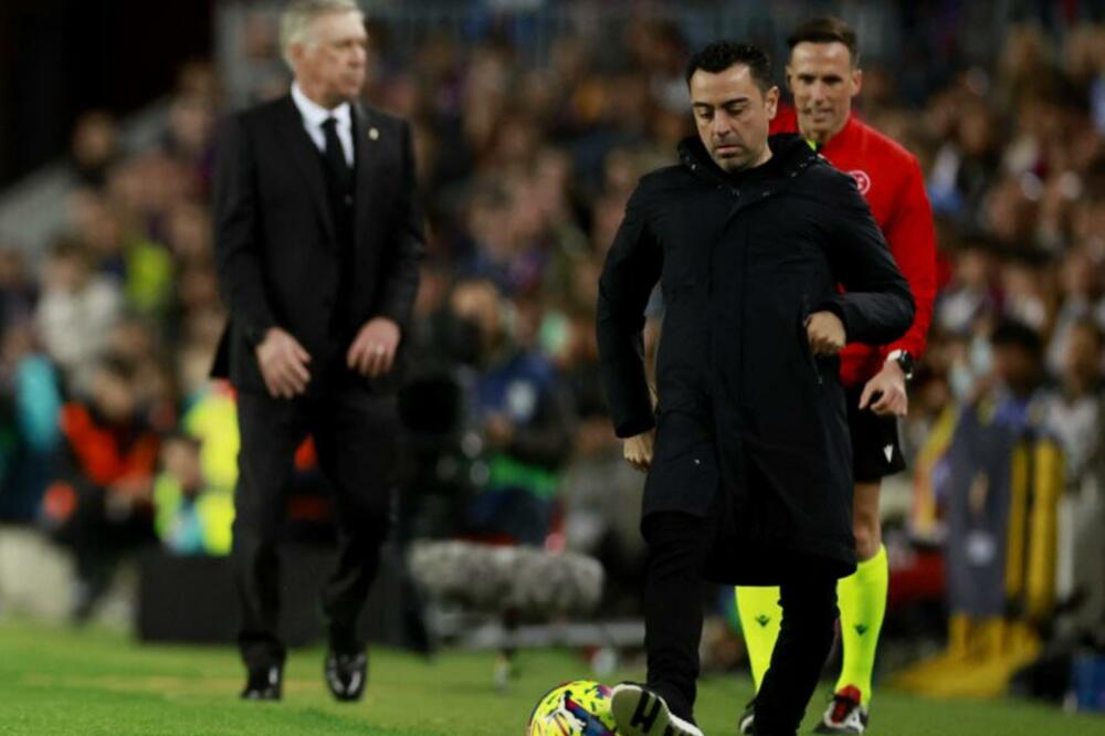 Ćavi i trener Reala Anćeloti tokom sinoćnjeg "El klasika", Foto: Reuters