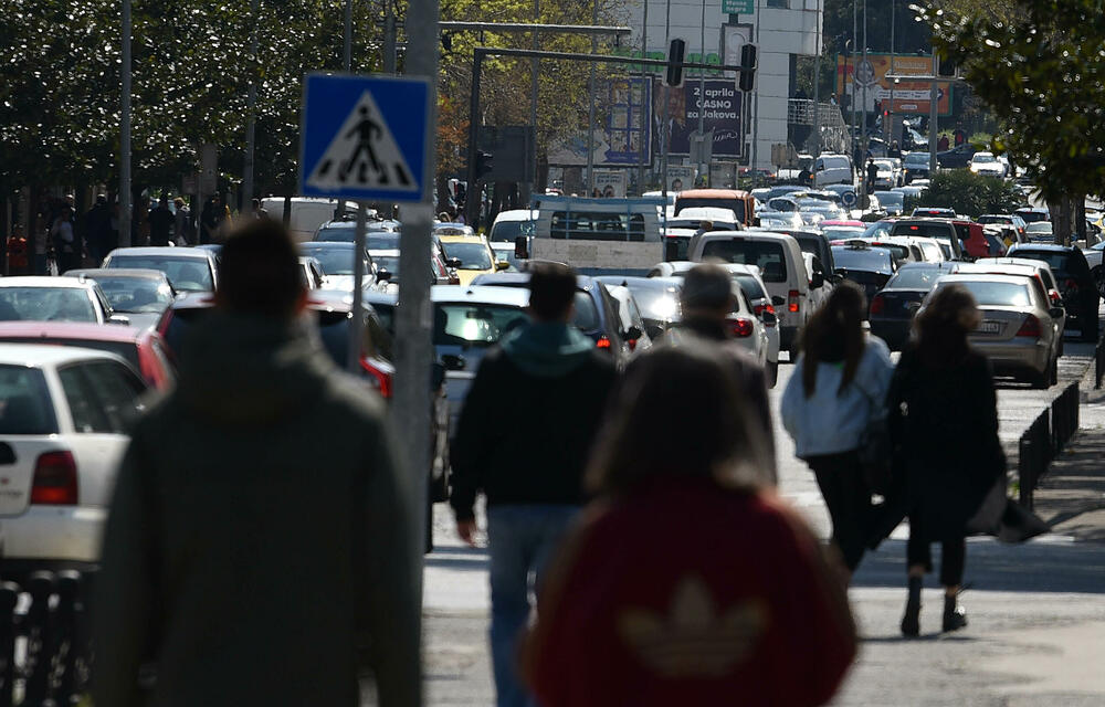 <p>Kolone su se tokom radnog vremena mogle primijetiti na više saobraćajnica u gradu</p>