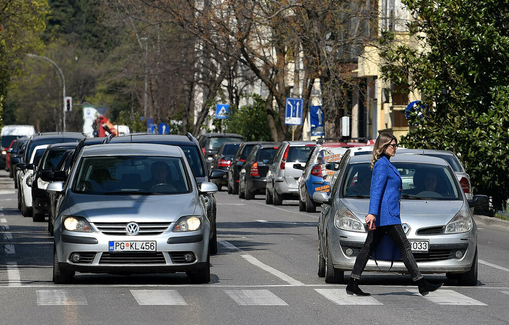 <p>Kolone su se tokom radnog vremena mogle primijetiti na više saobraćajnica u gradu</p>