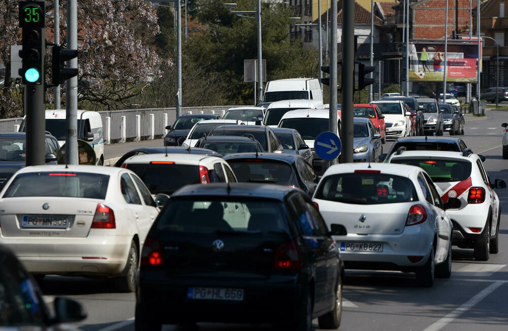 <p>Kolone su se tokom radnog vremena mogle primijetiti na više saobraćajnica u gradu</p>