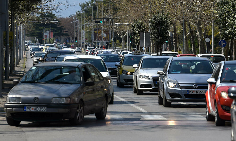 <p>Kolone su se tokom radnog vremena mogle primijetiti na više saobraćajnica u gradu</p>