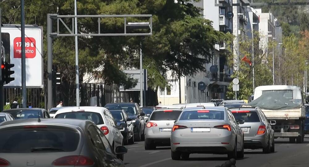 <p>Kolone su se tokom radnog vremena mogle primijetiti na više saobraćajnica u gradu</p>