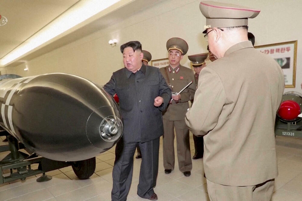 Kim Džong Un pregleda nuklearnu glavu, Foto: Reuters