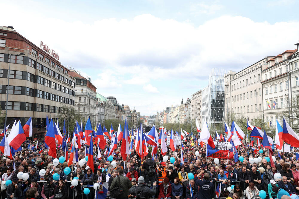 <p>"Želimo da nenasilnim građanskim protestom svrgnemo koalicionu vladu pet stranaka na čelu sa Fijalom. Demonstracije izražavaju protest ne samo protiv ekonomske bede, već i moralne. Niste u stanju da vladate, pokupite posljednje ostatke časti i podnesite ostavku", kazao je Rajhl</p>