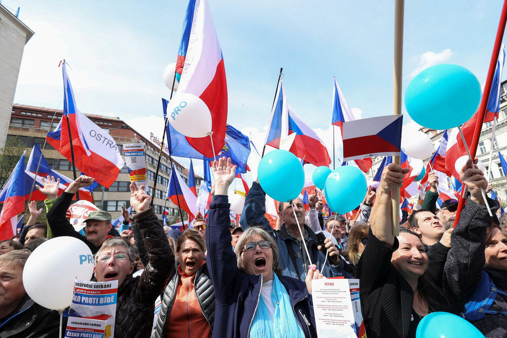 <p>"Želimo da nenasilnim građanskim protestom svrgnemo koalicionu vladu pet stranaka na čelu sa Fijalom. Demonstracije izražavaju protest ne samo protiv ekonomske bede, već i moralne. Niste u stanju da vladate, pokupite posljednje ostatke časti i podnesite ostavku", kazao je Rajhl</p>