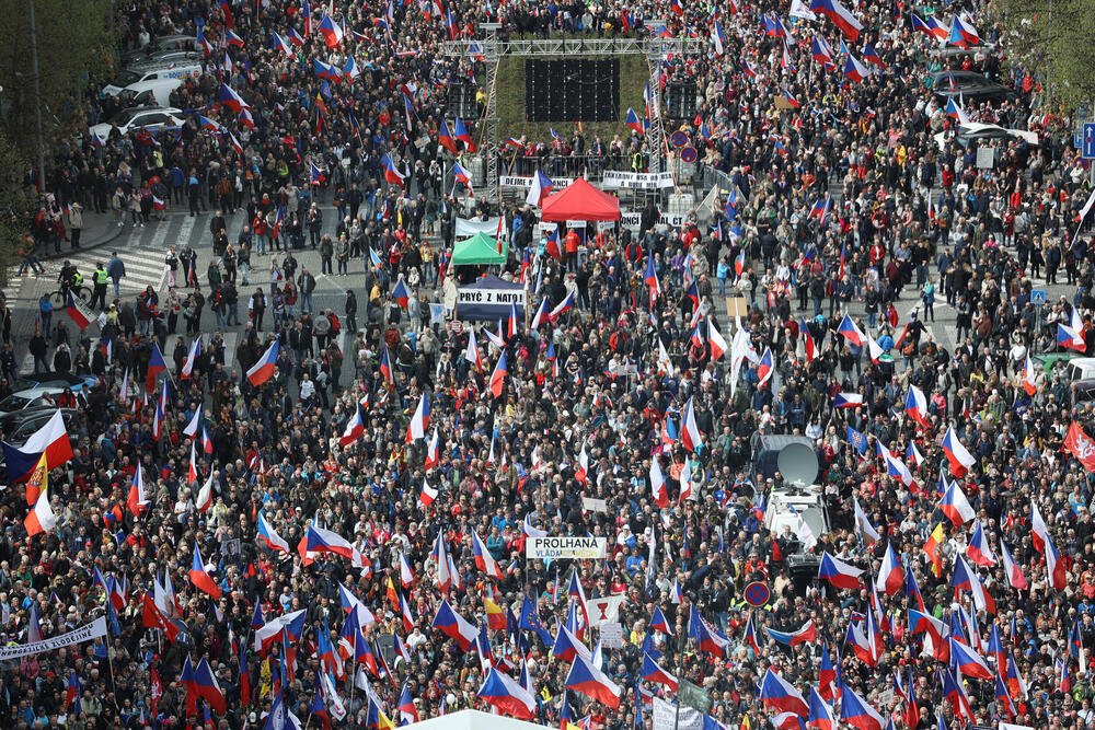 <p>"Želimo da nenasilnim građanskim protestom svrgnemo koalicionu vladu pet stranaka na čelu sa Fijalom. Demonstracije izražavaju protest ne samo protiv ekonomske bede, već i moralne. Niste u stanju da vladate, pokupite posljednje ostatke časti i podnesite ostavku", kazao je Rajhl</p>