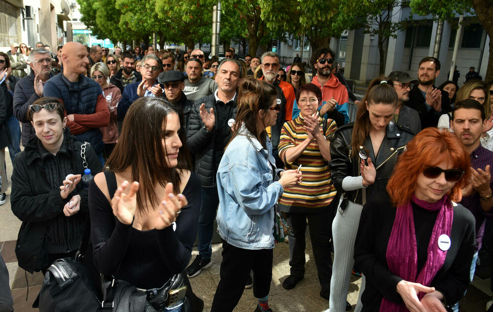 <p>"Rješenjem ovog problema ćete demonstrirati sposobnost da rješavate nastale probleme i da ne može samovolja pojedinaca iz Sindikata kulture ili bilo koje organizacije da bude jača od čitave Vlade Crne Gore", poručio je Pejović</p>