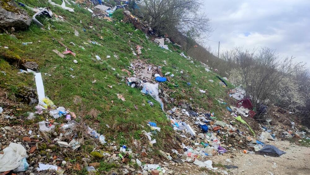 <p>A putem preko Pandurice smeće i građevinski otpad opominju da je krajnji čas da se reaguje. Čak ima i uginulih životinja</p>