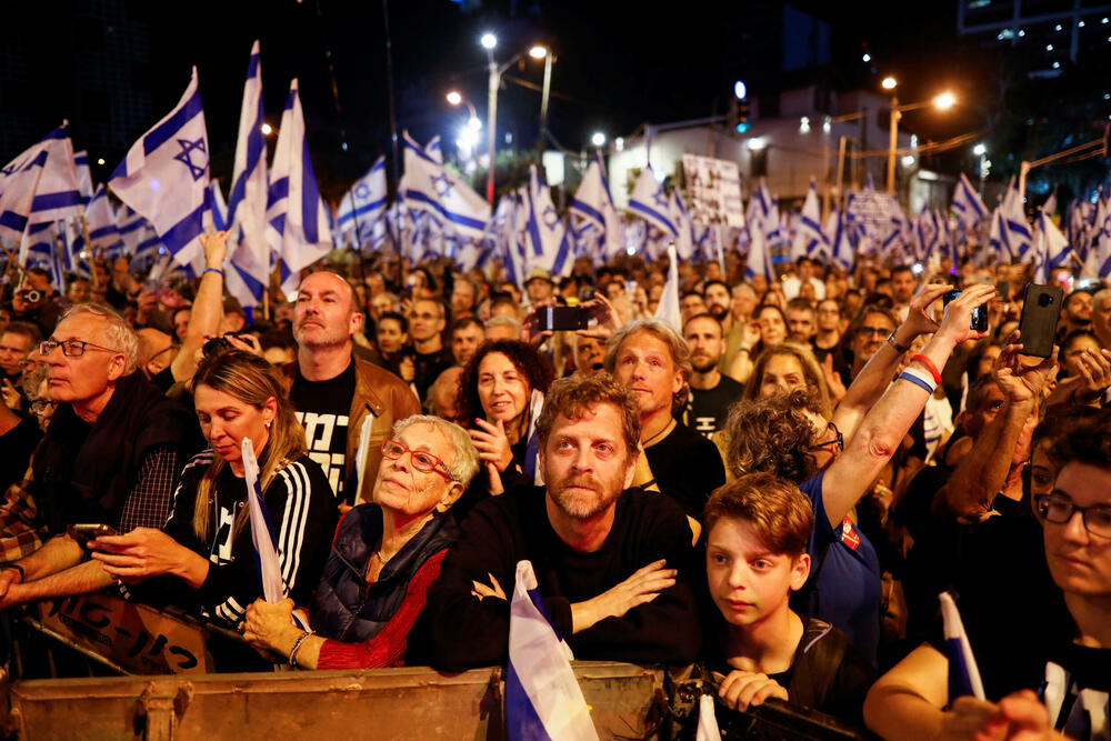 <p>Plan Netanjahuove vlade da oslabi Vrhovni sud je izazvao gnijev Izraelaca koji to vide kao napad na sistem kontrole i ravnoteže vlasti i prijetnju po demokratiju</p>