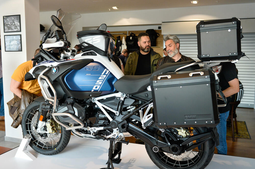 <p><em>Nakon dvanaest godina od otvaranja BMW i Mini prodajno – servisnog centra, danas je u Podgorici otvaren BMW Motorrad salon.</em></p>