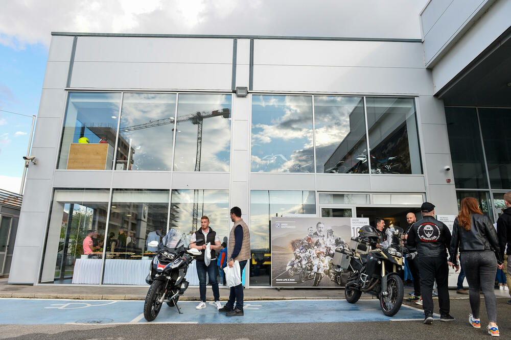 <p><em>Nakon dvanaest godina od otvaranja BMW i Mini prodajno – servisnog centra, danas je u Podgorici otvaren BMW Motorrad salon.</em></p>