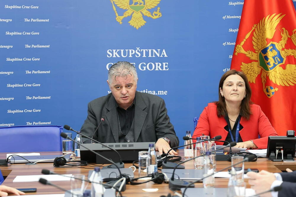 Dragan Bojović sa sekretarkom Odbora, Foto: Skupstina CG