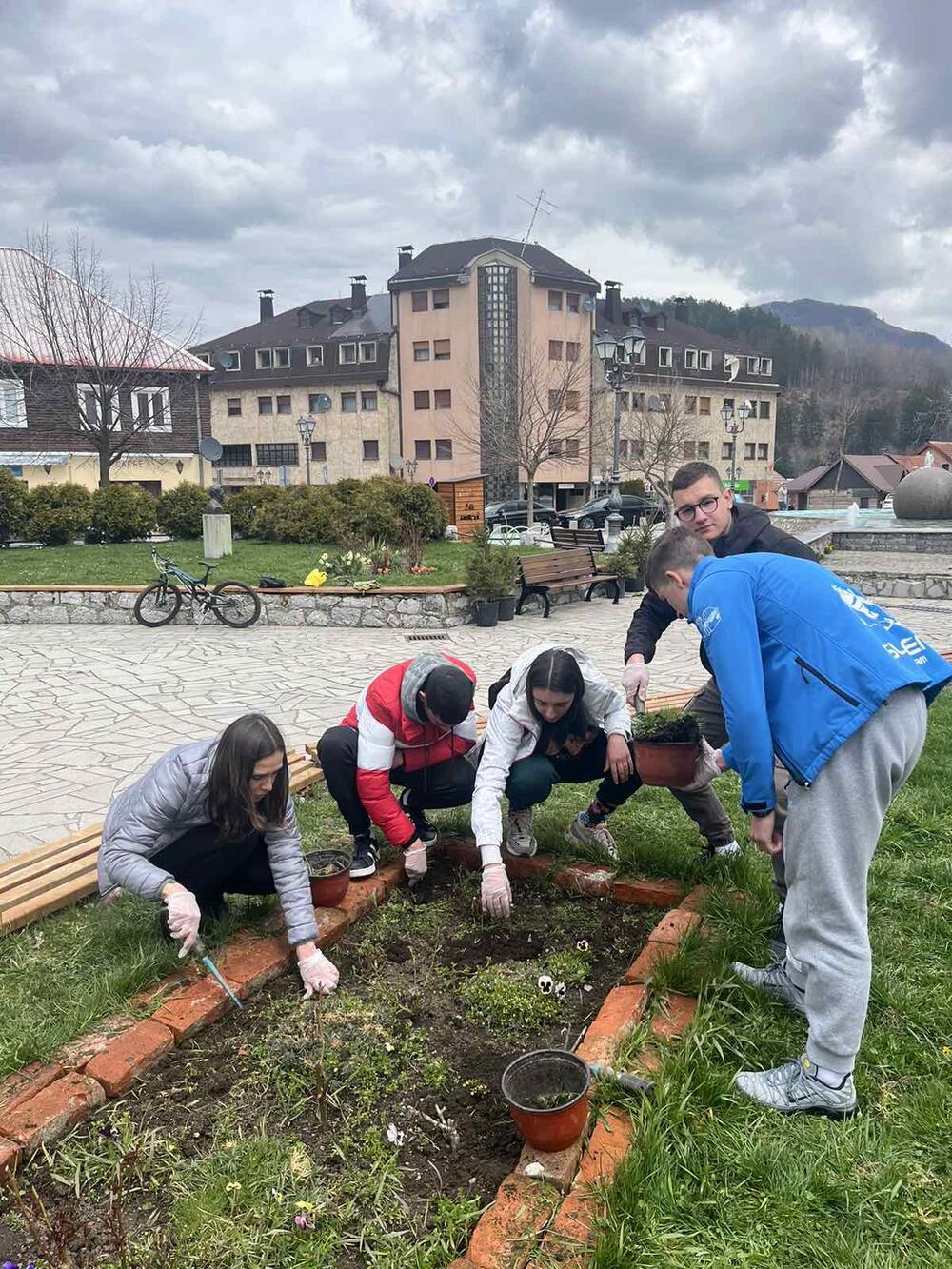 <p>"Na taj način smo obilježili i Dan planete Zemlje. Inače, određeni broj časova predviđen je za saradnju saradnju sa lokalnom zajednicom. Naši učenici se uvijek rado uključe u ovakve akcije i rado volontiraju" kaže Dulović</p>