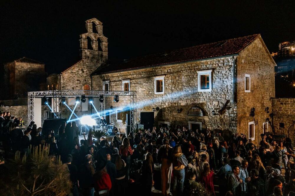 <p>Unutar Starog grada, na pjaceti kod kuće Ćekrdekovića, Trgu palmi i na platou ispred Jadranske straže, organizovane su DJ i pop-rock žurke prilagođene najrazličitijim muzičkim ukusima</p>