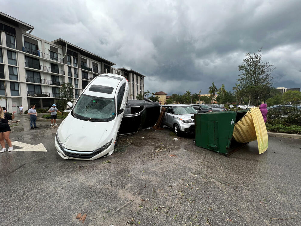 <p>Zbog štete od oluje glavni putevi u gradu su zatvoreni, a službe su na terenu i čiste pričinjenu materijalnu štetu</p>