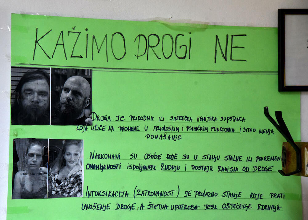 <p>Centar za djecu i mlade u Podgorici, ustanova je koja, prije svega, pruža uslugu smještaja maloljetnicima koji su u sukobu sa zakonom. U utorak, kad je ustanovu posjetila ekipa "Vijesti", na rezidencijalnom smještaju imali su 14, i devet korisnika na dnevnom boravku. Dnevni boravak namijenjen je za djecu sa poremećajem u ponašanju</p>