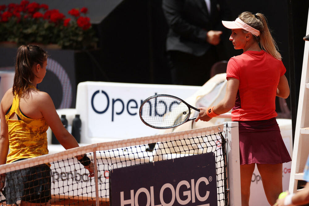 Kasatkina (lijevo) i Curenko nakon meča u Madridu, Foto: Reuters