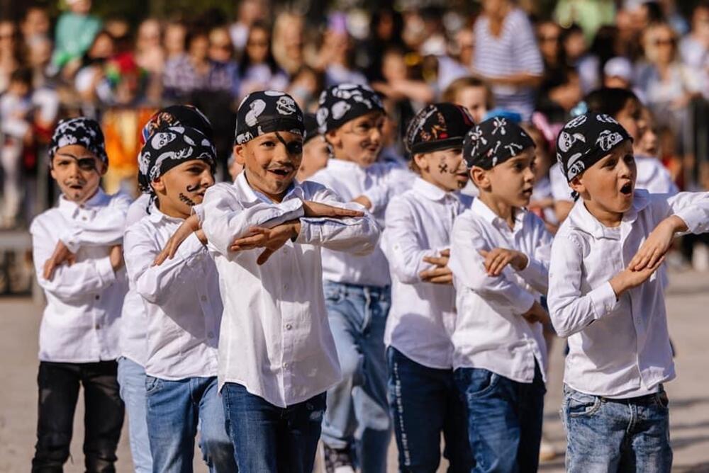 <p>U Budvi nastupila legendarna muzička grupa iz Sarajeva</p>