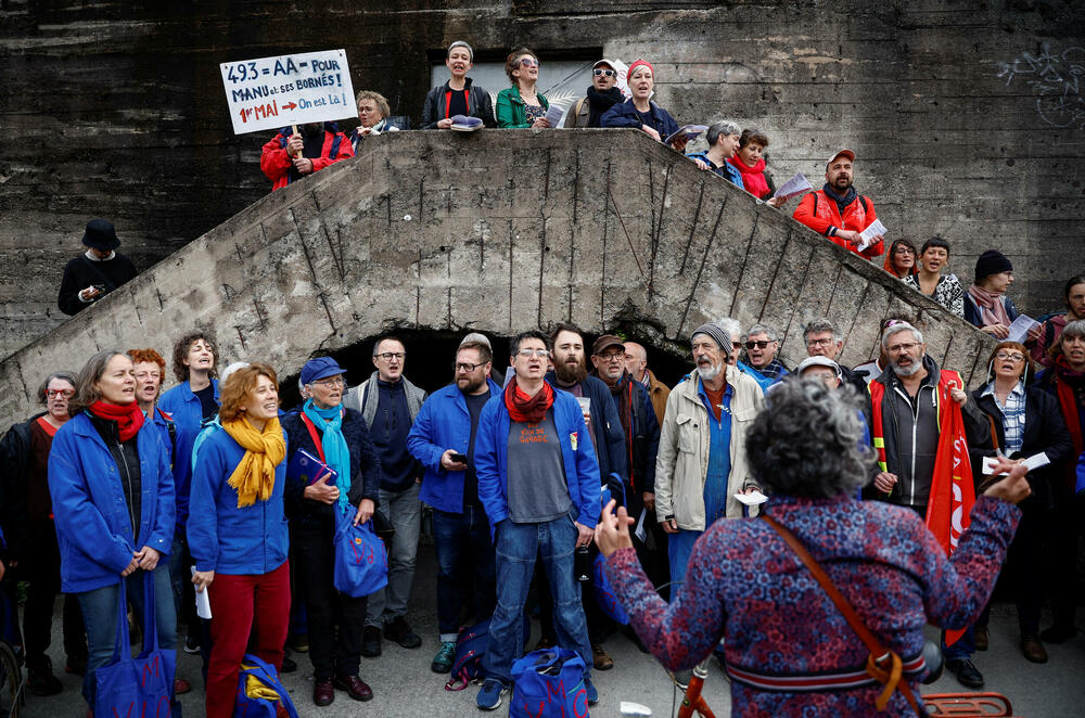 <p>U Parizu su aktivisti organizacije Extinction Rebellion bacili boju na staklenu fasadu Fondacije Luj Viton i pločnik ispred hotela Ric</p>