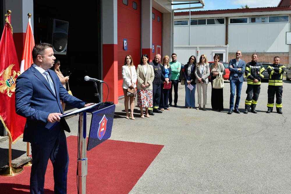 <p>Zamjenik gradonačelnika Miloš Mudreša zahvalio se u ime Prijestonice Cetinje na vrijednoj donaciji opreme koja je, kako je istakao, odraz istinskih vrijednosti, velikodušnosti i predanosti pomaganju lokalnoj zajednici.</p>