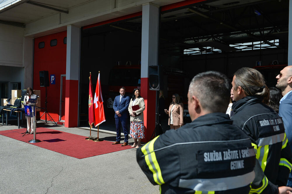 <p>Zamjenik gradonačelnika Miloš Mudreša zahvalio se u ime Prijestonice Cetinje na vrijednoj donaciji opreme koja je, kako je istakao, odraz istinskih vrijednosti, velikodušnosti i predanosti pomaganju lokalnoj zajednici.</p>