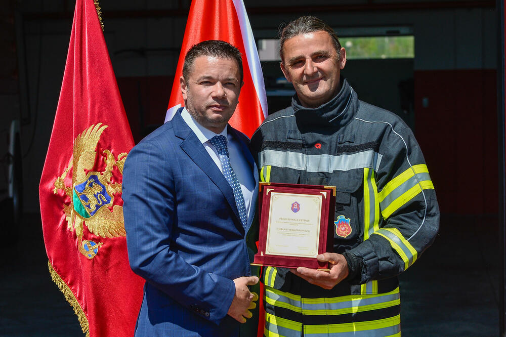 <p>Zamjenik gradonačelnika Miloš Mudreša zahvalio se u ime Prijestonice Cetinje na vrijednoj donaciji opreme koja je, kako je istakao, odraz istinskih vrijednosti, velikodušnosti i predanosti pomaganju lokalnoj zajednici.</p>