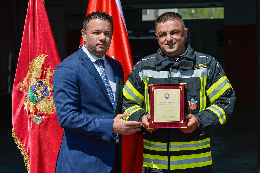 <p>Zamjenik gradonačelnika Miloš Mudreša zahvalio se u ime Prijestonice Cetinje na vrijednoj donaciji opreme koja je, kako je istakao, odraz istinskih vrijednosti, velikodušnosti i predanosti pomaganju lokalnoj zajednici.</p>