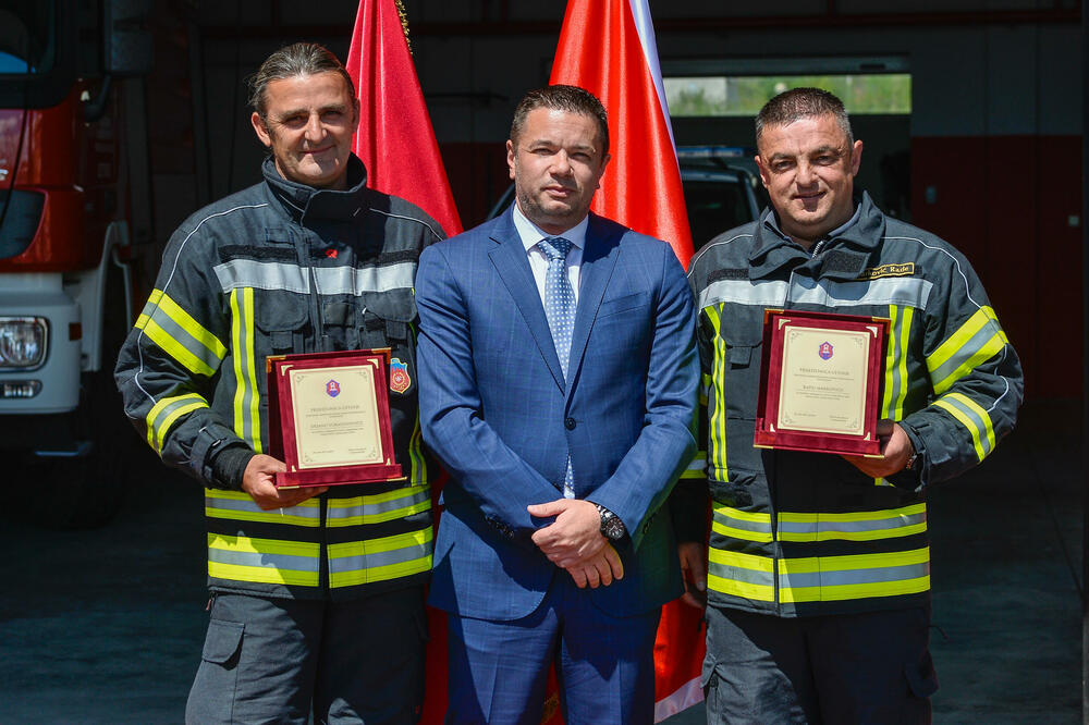 <p>Zamjenik gradonačelnika Miloš Mudreša zahvalio se u ime Prijestonice Cetinje na vrijednoj donaciji opreme koja je, kako je istakao, odraz istinskih vrijednosti, velikodušnosti i predanosti pomaganju lokalnoj zajednici.</p>