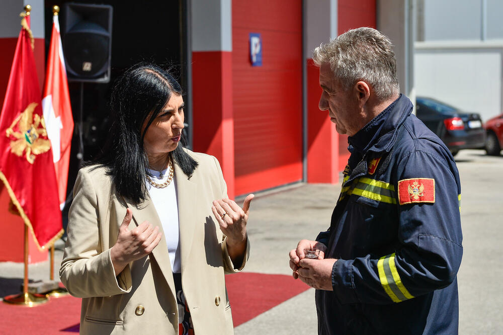 <p>Zamjenik gradonačelnika Miloš Mudreša zahvalio se u ime Prijestonice Cetinje na vrijednoj donaciji opreme koja je, kako je istakao, odraz istinskih vrijednosti, velikodušnosti i predanosti pomaganju lokalnoj zajednici.</p>