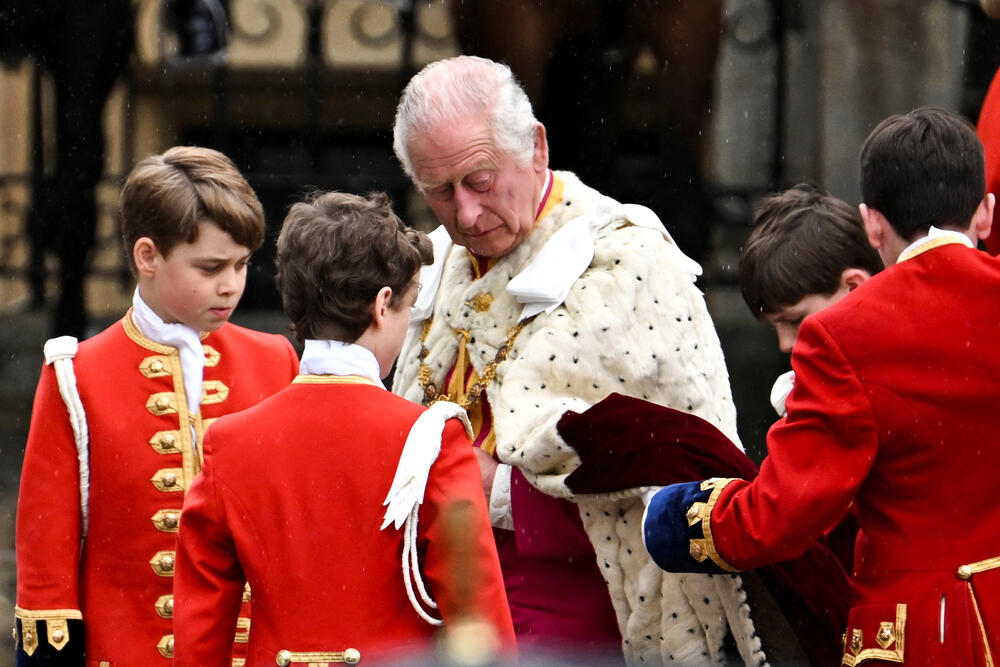 <p>"God Save the King!" (Bože čuvaj kralja) rekao je nadbiskup Kenterberija Džastin Velbi, glavni veledostojnik Anglikanske crkve</p>