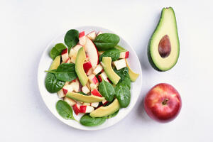 Vitaminska salata sa avokadom i jabukom