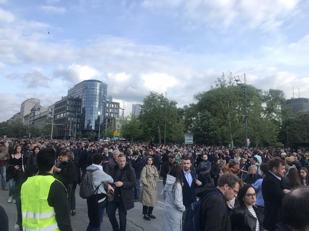 <p>Proteste širom Srbije organizuju Demokratska stranka, Narodna stranka, Zeleno levi front – Ne davimo Beograd, stranka Zajedno, Stranka slobode i pravde, Pokret slobodnih građana, Sindikat Sloga i Pokret za preokret.</p>