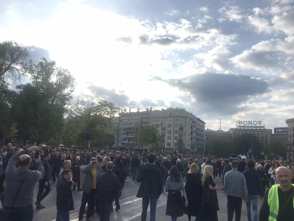 <p>Proteste širom Srbije organizuju Demokratska stranka, Narodna stranka, Zeleno levi front – Ne davimo Beograd, stranka Zajedno, Stranka slobode i pravde, Pokret slobodnih građana, Sindikat Sloga i Pokret za preokret.</p>