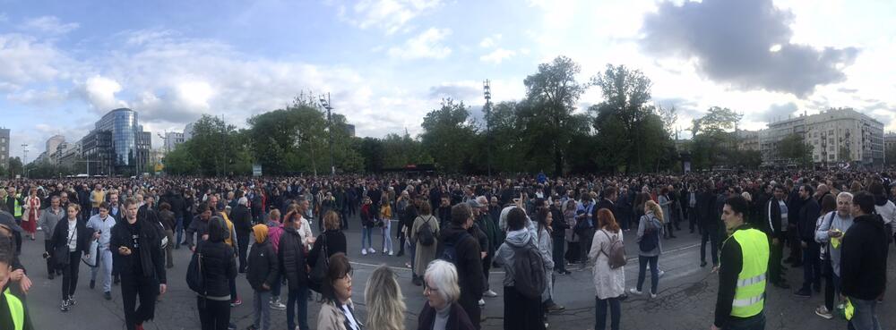 <p>Proteste širom Srbije organizuju Demokratska stranka, Narodna stranka, Zeleno levi front – Ne davimo Beograd, stranka Zajedno, Stranka slobode i pravde, Pokret slobodnih građana, Sindikat Sloga i Pokret za preokret.</p>