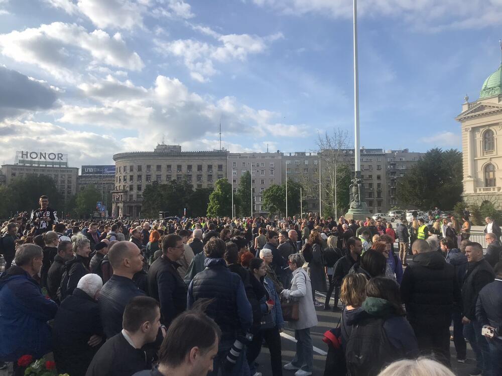 <p>Proteste širom Srbije organizuju Demokratska stranka, Narodna stranka, Zeleno levi front – Ne davimo Beograd, stranka Zajedno, Stranka slobode i pravde, Pokret slobodnih građana, Sindikat Sloga i Pokret za preokret.</p>