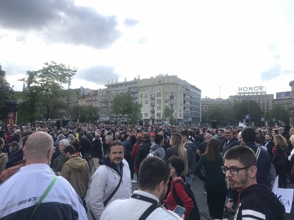 <p>Proteste širom Srbije organizuju Demokratska stranka, Narodna stranka, Zeleno levi front – Ne davimo Beograd, stranka Zajedno, Stranka slobode i pravde, Pokret slobodnih građana, Sindikat Sloga i Pokret za preokret.</p>