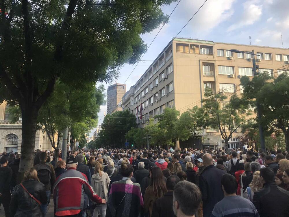 <p>Proteste širom Srbije organizuju Demokratska stranka, Narodna stranka, Zeleno levi front – Ne davimo Beograd, stranka Zajedno, Stranka slobode i pravde, Pokret slobodnih građana, Sindikat Sloga i Pokret za preokret.</p>