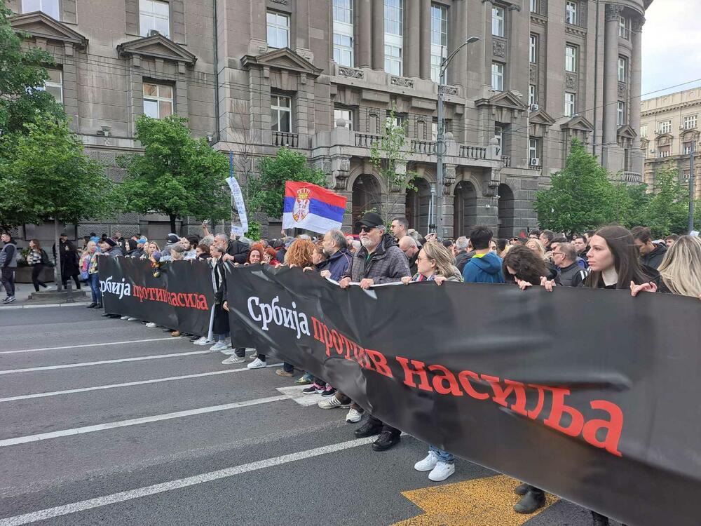 <p>Prvi protest "Srbija protiv nasilja", održan je 8. maja, a okupio je, prema tvrdnjama organizatora, 50.000 ljudi</p>  <div contenteditable="false" tabindex="-1"> </div>