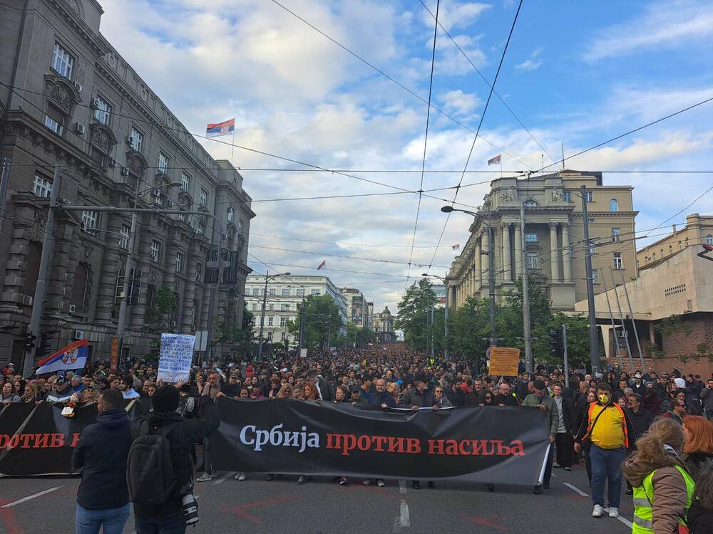 <p>Prvi protest "Srbija protiv nasilja", održan je 8. maja, a okupio je, prema tvrdnjama organizatora, 50.000 ljudi</p>  <div contenteditable="false" tabindex="-1"> </div>