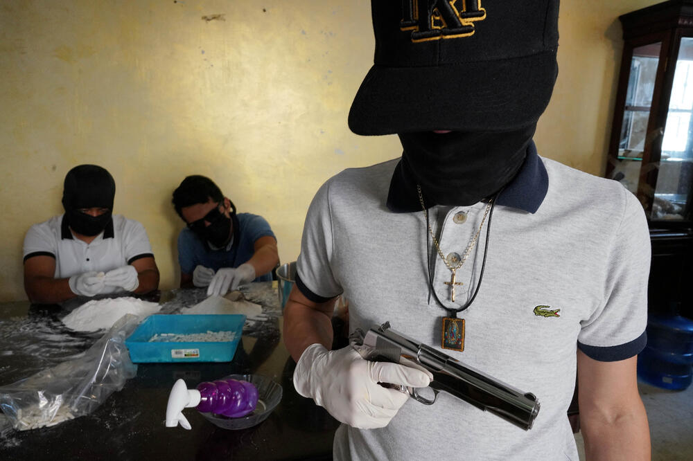 Pripadnik Sinaloa kartela pozira za Rojters u “sigurnoj kući” u Kulijakanu, Foto: Rojters