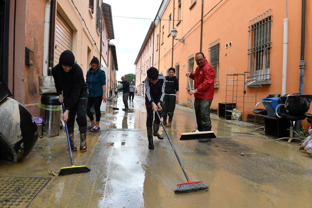 <p>U italijanskim provincijama pogođenim poplavama do nedavno bila dugotrajna suša. Posle prve, nedavne provale oblaka šteta je već biila oko milijardu eura</p>