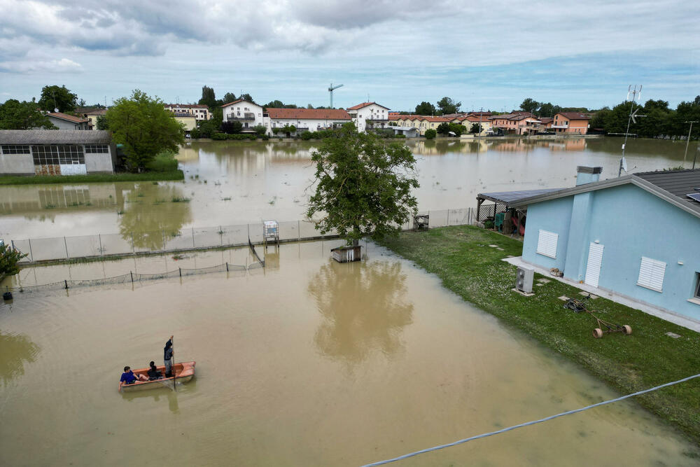 <p>U italijanskim provincijama pogođenim poplavama do nedavno bila dugotrajna suša. Posle prve, nedavne provale oblaka šteta je već biila oko milijardu eura</p>