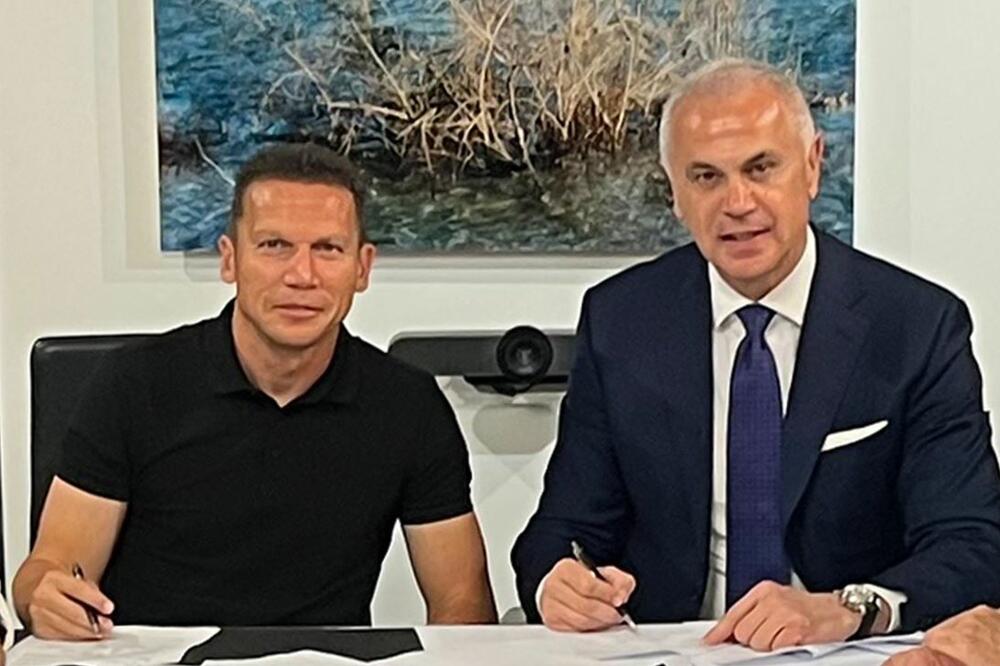 Bahar prilikom potpisivanja ugovora, Foto: FK Crvena zvezda/Twitter