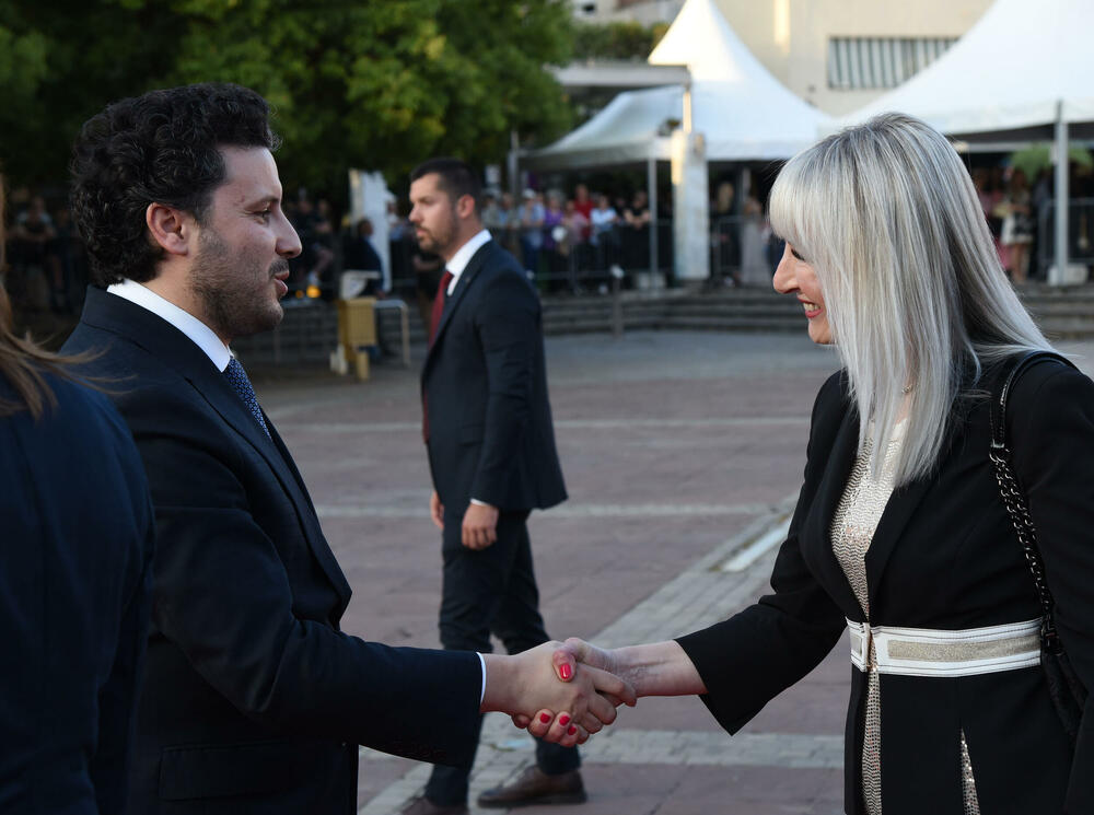 <p>Crna Gora je konačno ujedinjena i potrebno je fokusirati se na njen razvoj, poručio je premijer Dritan Abazović na ceremoniji</p>