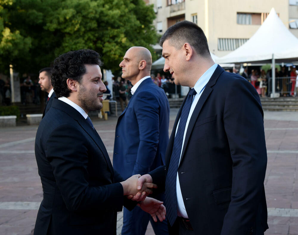 <p>Crna Gora je konačno ujedinjena i potrebno je fokusirati se na njen razvoj, poručio je premijer Dritan Abazović na ceremoniji</p>